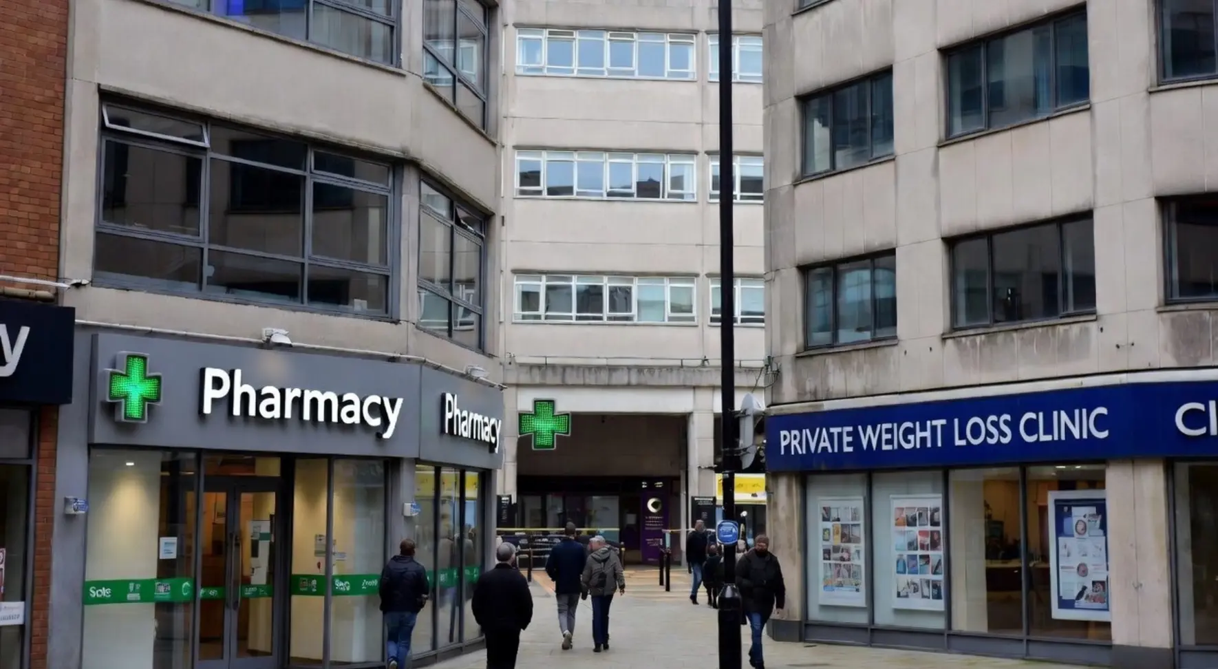 Overview of weight loss clinic options in Manchester including pharmacy-led and private hospital services